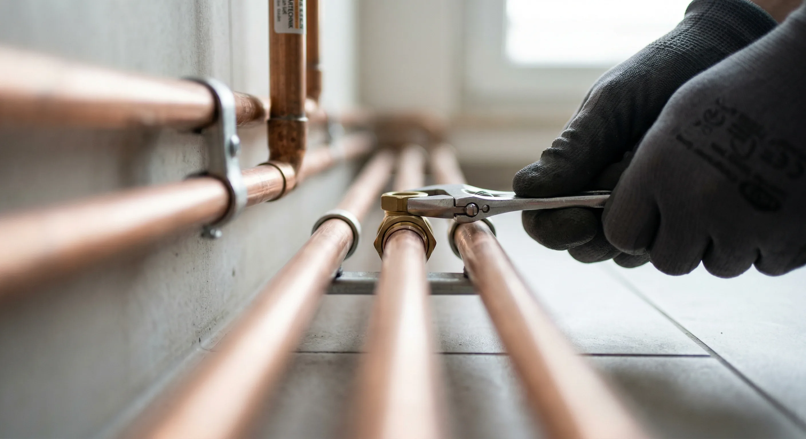 Heizlastberechnung nach DIN EN 12831 – Topallaj Haustechnik GmbH Vermessung eines Heizungsverteilers für die raumweise Heizlastberechnung – Topallaj Haustechnik